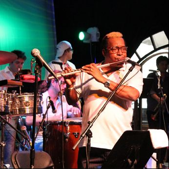 NG La Banda y Jose Luis Cortés